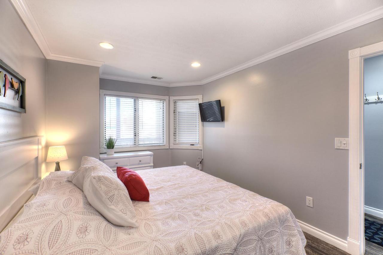 Beachside 216 With Pool Hot Tub And Private Deck Overlooking East Bay Traverse City Exterior foto