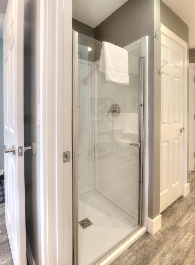 Beachside 216 With Pool Hot Tub And Private Deck Overlooking East Bay Traverse City Exterior foto