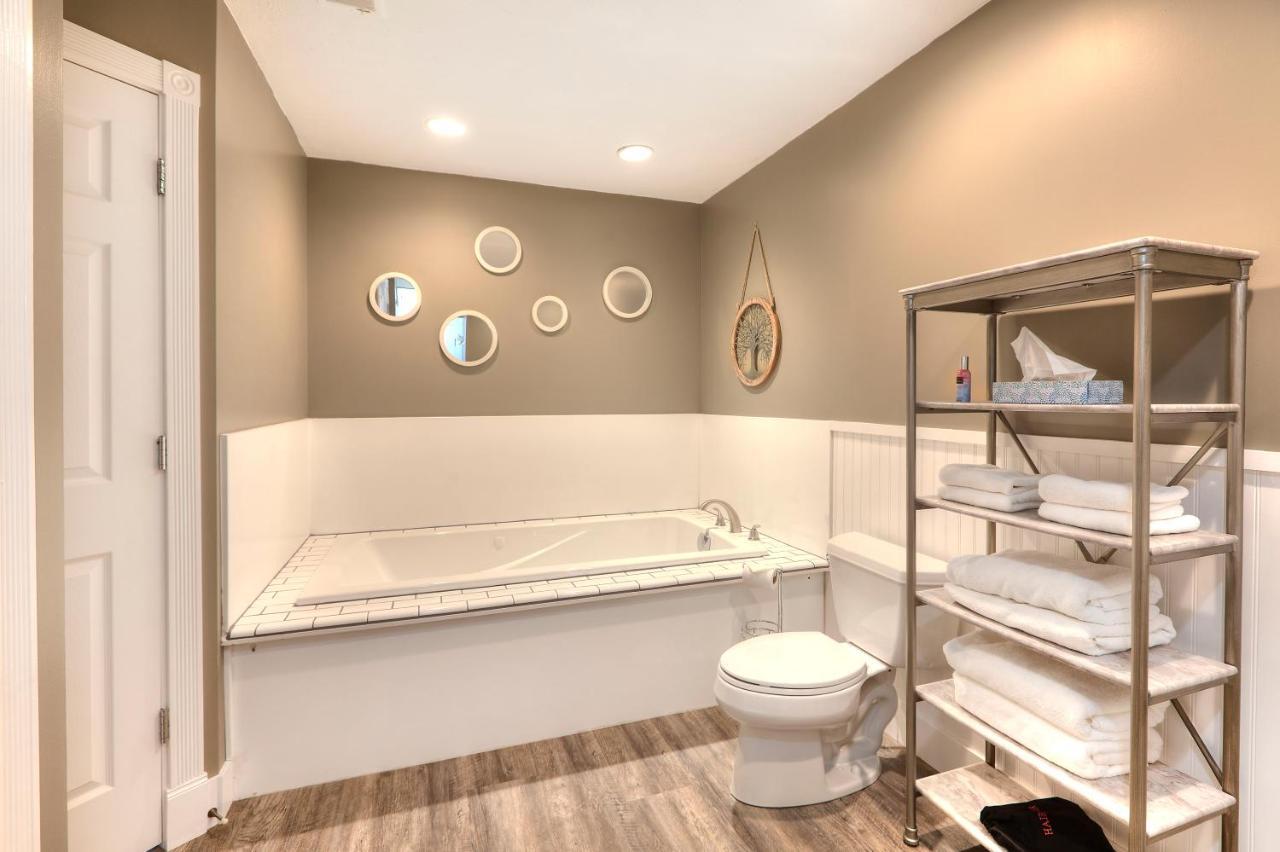 Beachside 216 With Pool Hot Tub And Private Deck Overlooking East Bay Traverse City Exterior foto